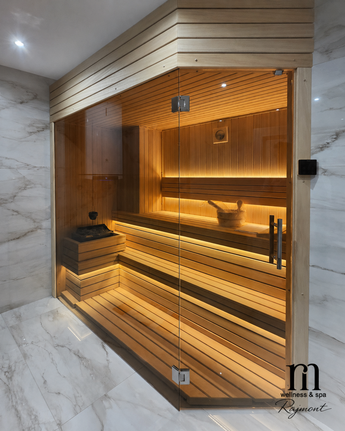 Moderna kućna sauna po meri sa staklenim frontom, toplim LED osvetljenjem iza drvenih klupa i elegantnim enterijerom u kombinaciji sa mermernim pločicama.