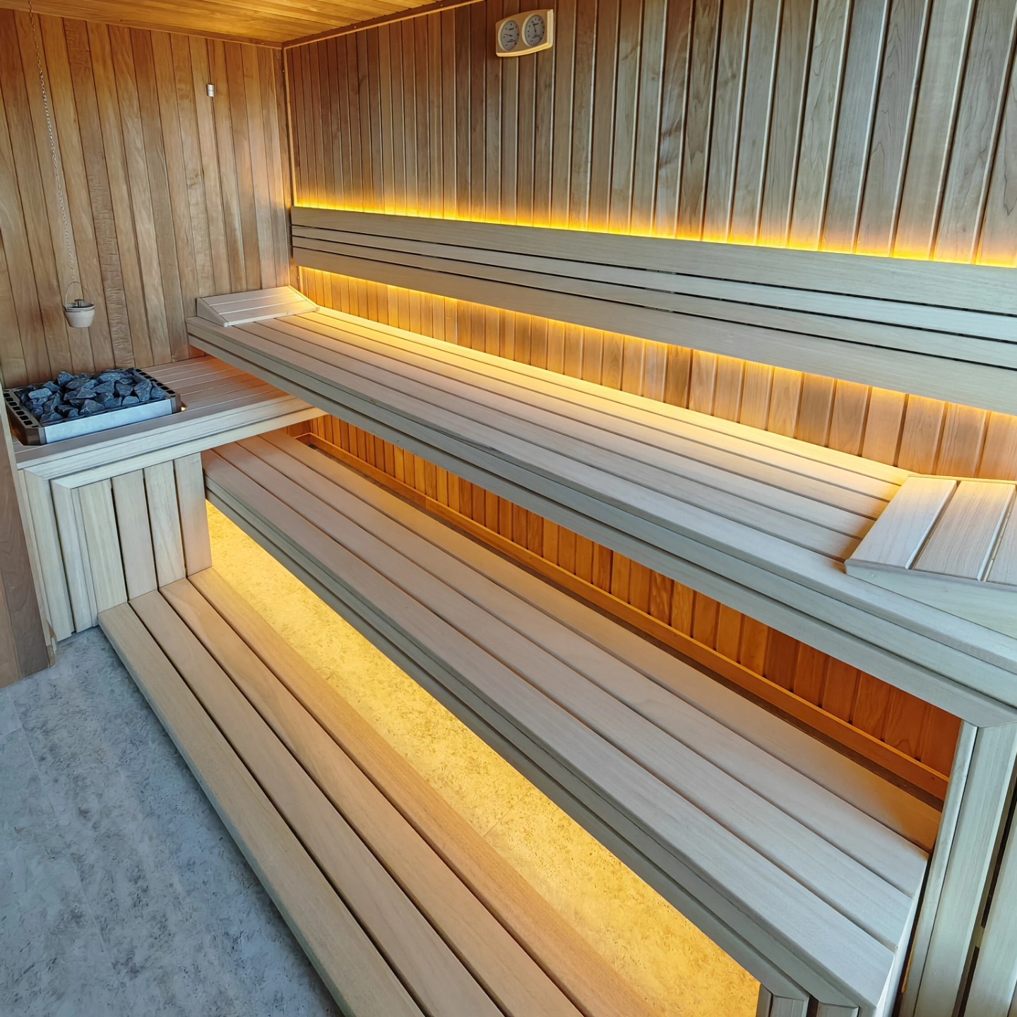 Finska sauna sa osvetljenim klupama Rajmont